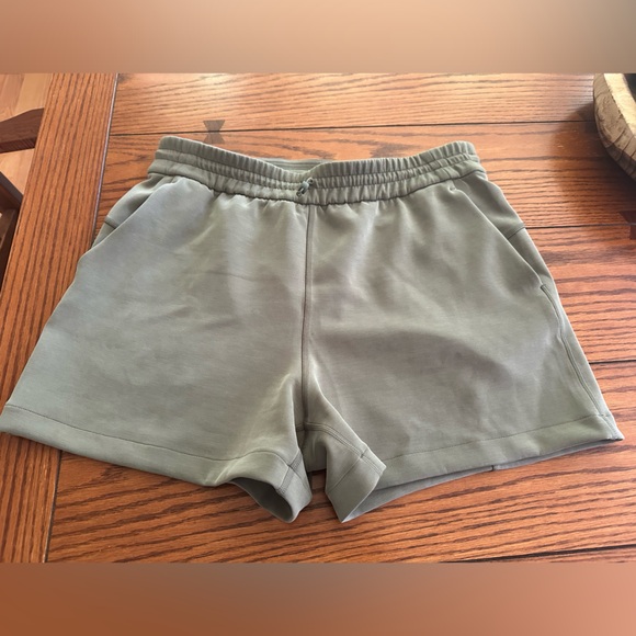 Lululemon Softstreme High-Rise Short 4" NWT Army Green size 10 - Picture 1 of 5